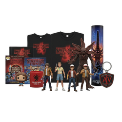 Φωτορεαλιστικό product-first set Stranger Things: κανονικές φιγούρες Eleven, Mike, Dustin, Lucas, Demogorgon, Funko POP! Stranger Things, συλλεκτικά βιβλία, αφίσα, t-shirt, mug και keychain – όλα grouped και τακτοποιημένα σε διαφανές φόντο, σε premium eShop στυλ