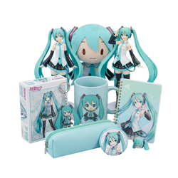 Hatsune Miku: δύο φιγούρες, plush, κούπα, puzzle, μπρελόκ, κασετίνα, notebook, badge | Techbox