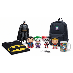 Συλλεκτικά DC: φιγούρα Batman, Funko POP Superman, Joker και Harley Quinn, μπλουζάκι, κούπα και σακίδιο σε λευκό φόντο