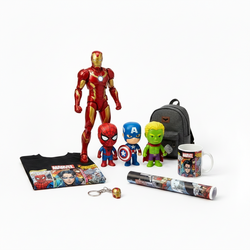 Συλλεκτικά Marvel: φιγούρα Iron Man, Funko POP ηρώων, μπλουζάκι, κούπα και σακίδιο σε λευκό φόντο