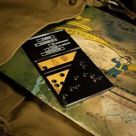 Fallout Limited Edition Nuclear Keycard Replica / Fan Shop and Merchandise - Replicas - Collectibles - Techbox