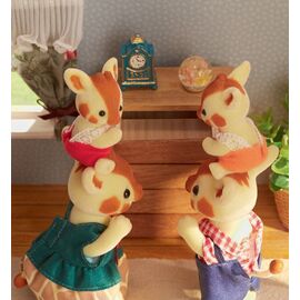 Sylvanian Families - Highbranch Giraffe Family (5639) / Toys