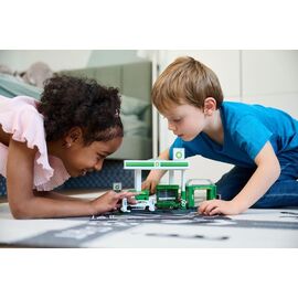 Majorette - Petrol Station BP + 1 Vehicle (8502006001) / Toys