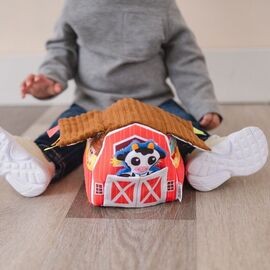 Lamaze - Peek-A-Moo Friendly Barn - (941-27657) / Toys