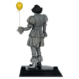 It Welcome to Derry Movie Maniacs Figure Pennywise (Black &amp; White) 16 cm