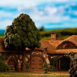 Lord of the Rings Statue The Green Dragon Inn
