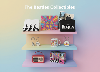 Banner με τρία μπλουζάκια Beatles (Abbey Road, Sgt. Pepper’s, λογότυπο), δύο posters (Abbey Road, Beatles logo), κούπα, δύο μπρελόκ και συλλεκτικά gadgets – όλα τακτοποιημένα σε παστέλ gradient φόντο και τίτλο "The Beatles Collectibles", με εμφανή Beatles artwork και σιλουέτες.