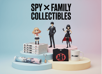 Φωτορεαλιστικό σετ Spy X Family: φιγούρες Anya, Loid, Yor, τόμοι manga, t-shirt με logo, κούπα, αφίσα και μπρελόκ – όλα τακτοποιημένα σε παστέλ gradient φόντο, σε στυλ premium eShop Techbox