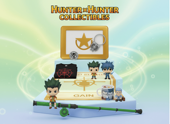 Hunter x Hunter συλλεκτικά προϊόντα (φιγούρες, Funko Pop, μπρελόκ, t-shirt, κούπα) σε podium με εμβληματικά αντικείμενα της σειράς | Techbox