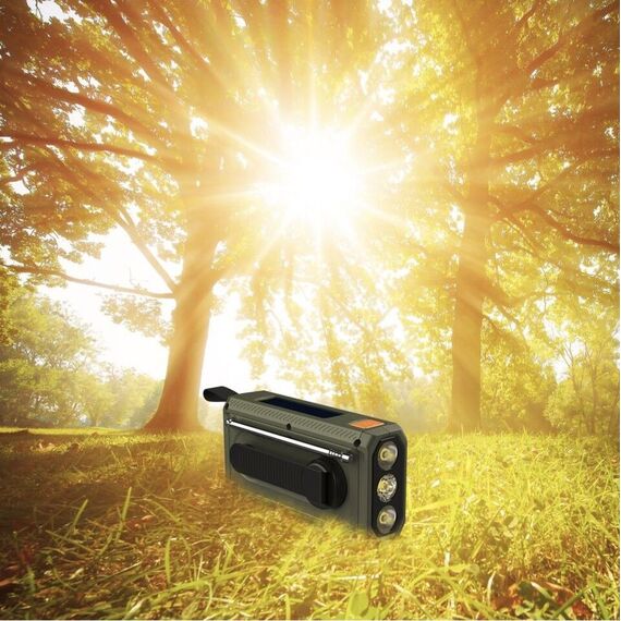 Manta - Portable Emergency crank FM Radio, Solar Power Bank, Flashlight / Electronics - Powerbanks - Smartphone Chargers - Techbox
