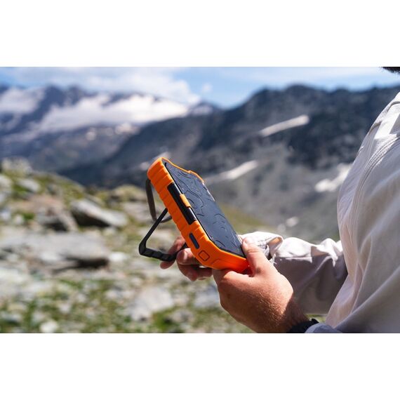 Xtorm - XR203 Rugged Solar Powerbank 20W - 10.000mAh / Electronics - Powerbanks - Smartphone Chargers - Techbox