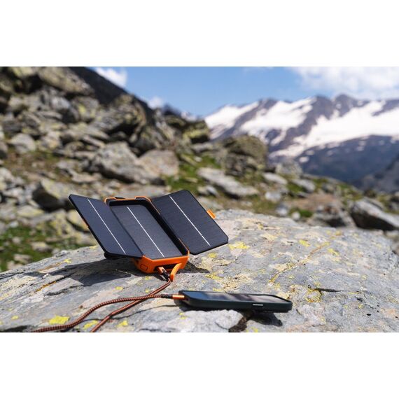 Xtorm - XR203 Rugged Solar Powerbank 20W - 10.000mAh / Electronics - Powerbanks - Smartphone Chargers - Techbox