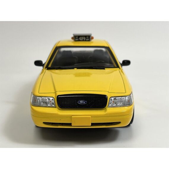 Greenlight Collectibles - 1/24 Creed (2015) - 1999 Ford Crown Victoria Philly Taxi / Fan Shop and Merchandise - Replicas - Collectibles - Techbox