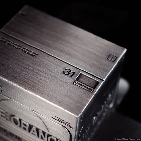 Metal Gear Solid 2 Replica Cardboard Box / Fan Shop and Merchandise - Replicas - Collectibles - Techbox