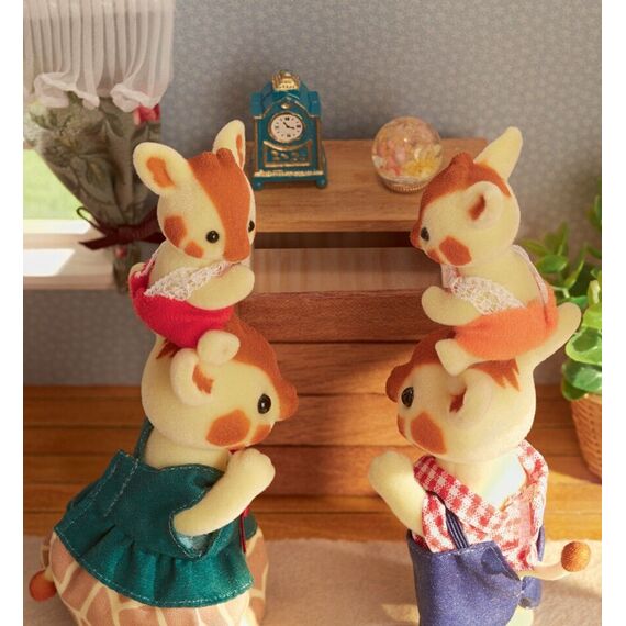 Sylvanian Families - Highbranch Giraffe Family (5639) / Toys