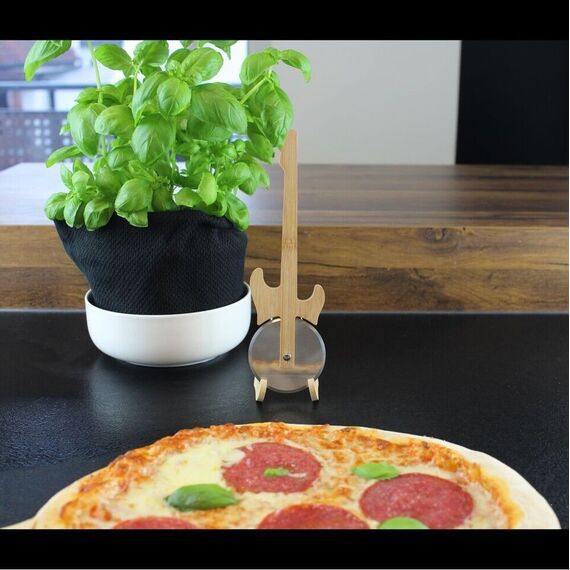 Winkee - Pizza Cutter - Guitar Pizza Cutter with Stand / Gadgets