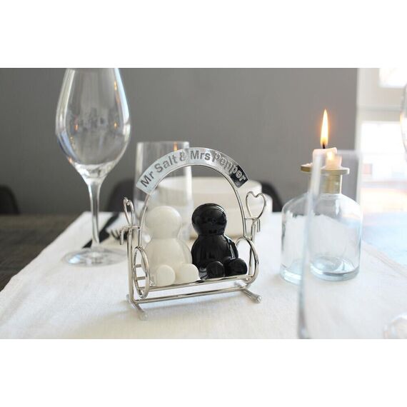 Winkee - Mr Salt & Mrs Pepper Shakers - Salt and Pepper Dispenser / Gadgets
