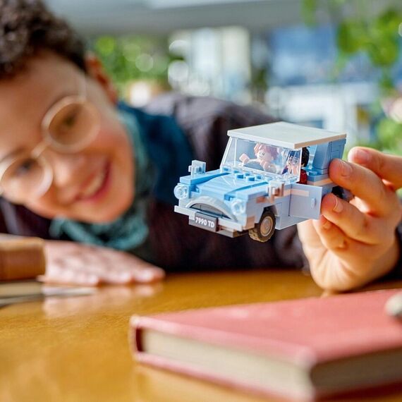 LEGO Harry Potter - Flying Ford Anglia (76424) / Toys