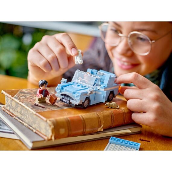 LEGO Harry Potter - Flying Ford Anglia (76424) / Toys