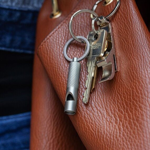 Kikkerland - Mini Keyring Whistle - 1 x 2.75 x 0.25 inches / Sport and Outdoor