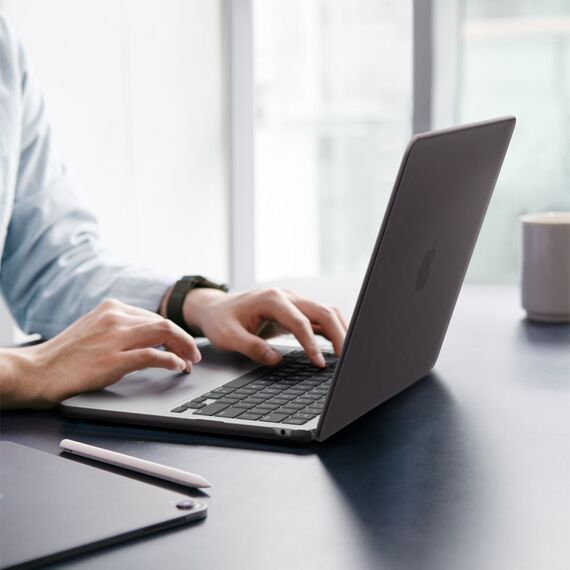 Etui Spigen AirSkin na MacBook Air 13" 2023/ 2024 / 2025 / 2026 - półprzezroczyste