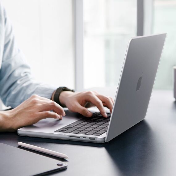 Etui Spigen AirSkin na MacBook Pro 16" 2021 / 2023 / 2024 / 2025 / 2026 - przezroczyste matowe