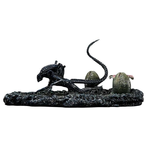 Aliens (Film) Ultimate Diorama Masterline Statue Warrior Xenomorph for Queen Alien 23 cm